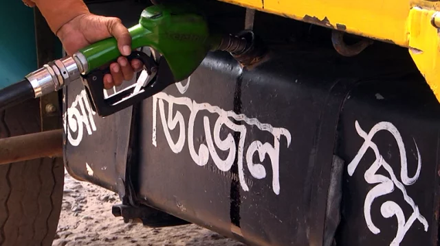 বিশাল ব্যবধানে কমলো জ্বালানি তেলের দাম, রোববার থেকে কার্যকর